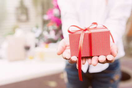 astuces pour dépenser moins à Noël: offrir des cadeaux à moins de personnes