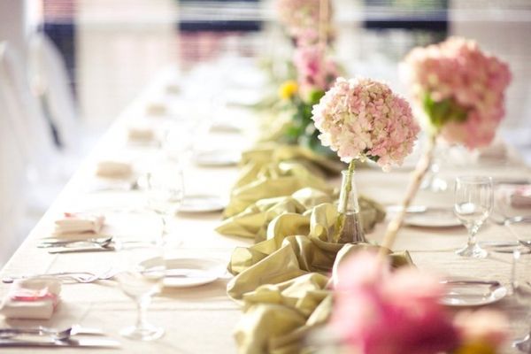 Organiser un baptême ou une communion - table bucolique avec des fleurs fraîches