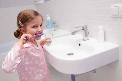 Apprendre à son enfant à devenir écolo: laver-ses-dents-sans-laisser-couler-l-eau
