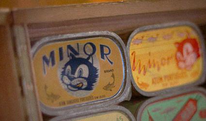 Souvenir de Lisbonne: des boîtes de sardines vintage et délicieuses