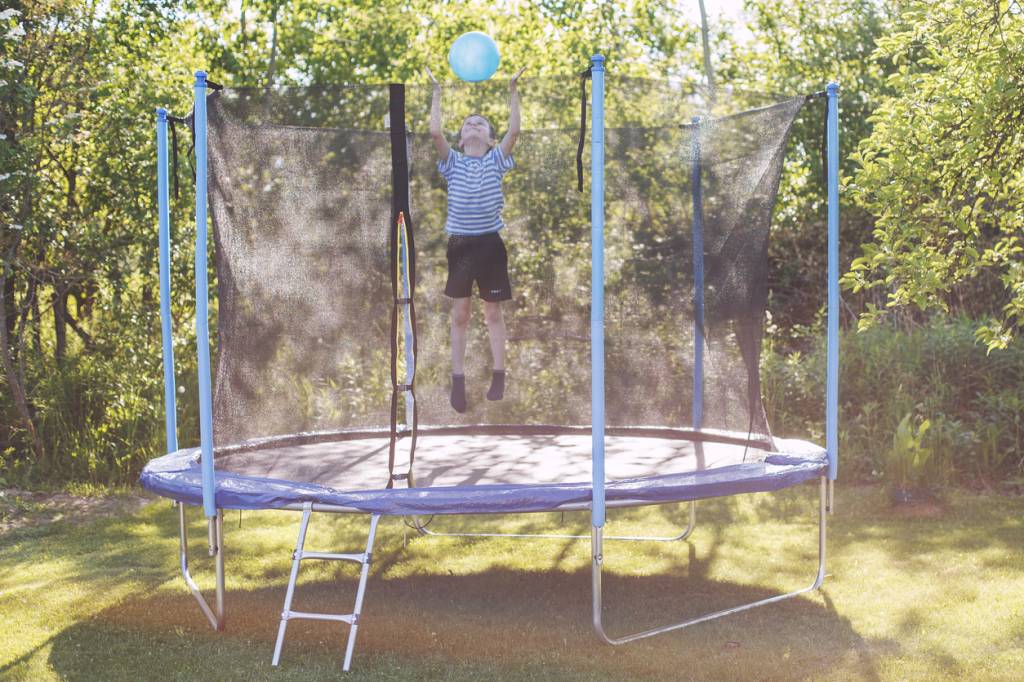 Pourquoi installer un trampoline dans le jardin est une super idée pour toute la famille ?
