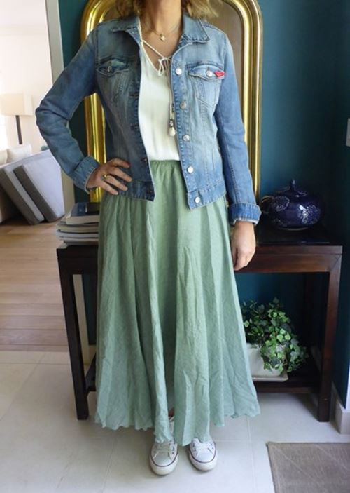 Long jupon vert lagon et veste en jean - Look du jour Femmes Débordées