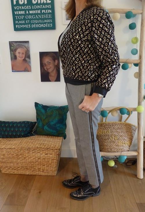 Bomber chic et pantalon gris à galon - Look Femmes Débordées