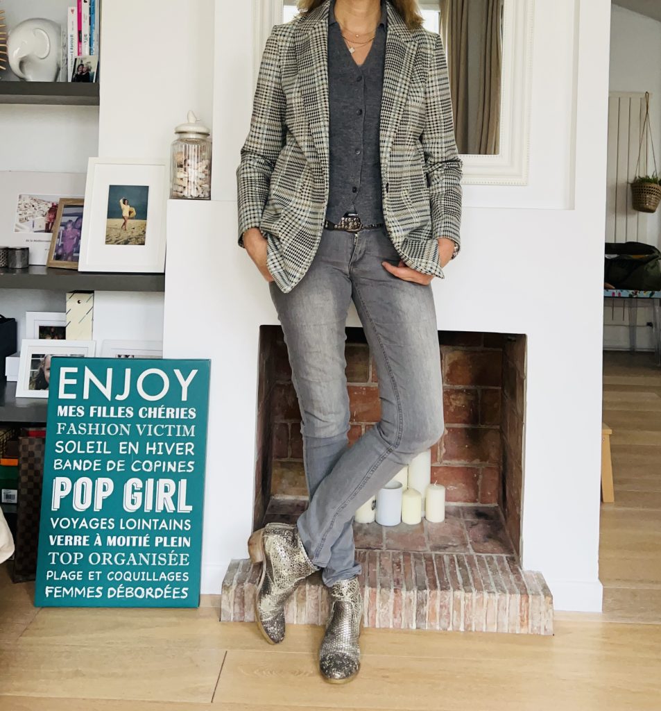 jean gris et veste à carreaux - Look Femmes Débordées