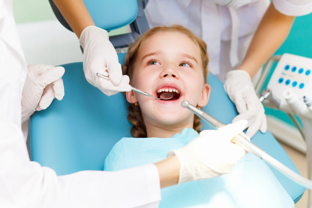 enfant chez le dentiste