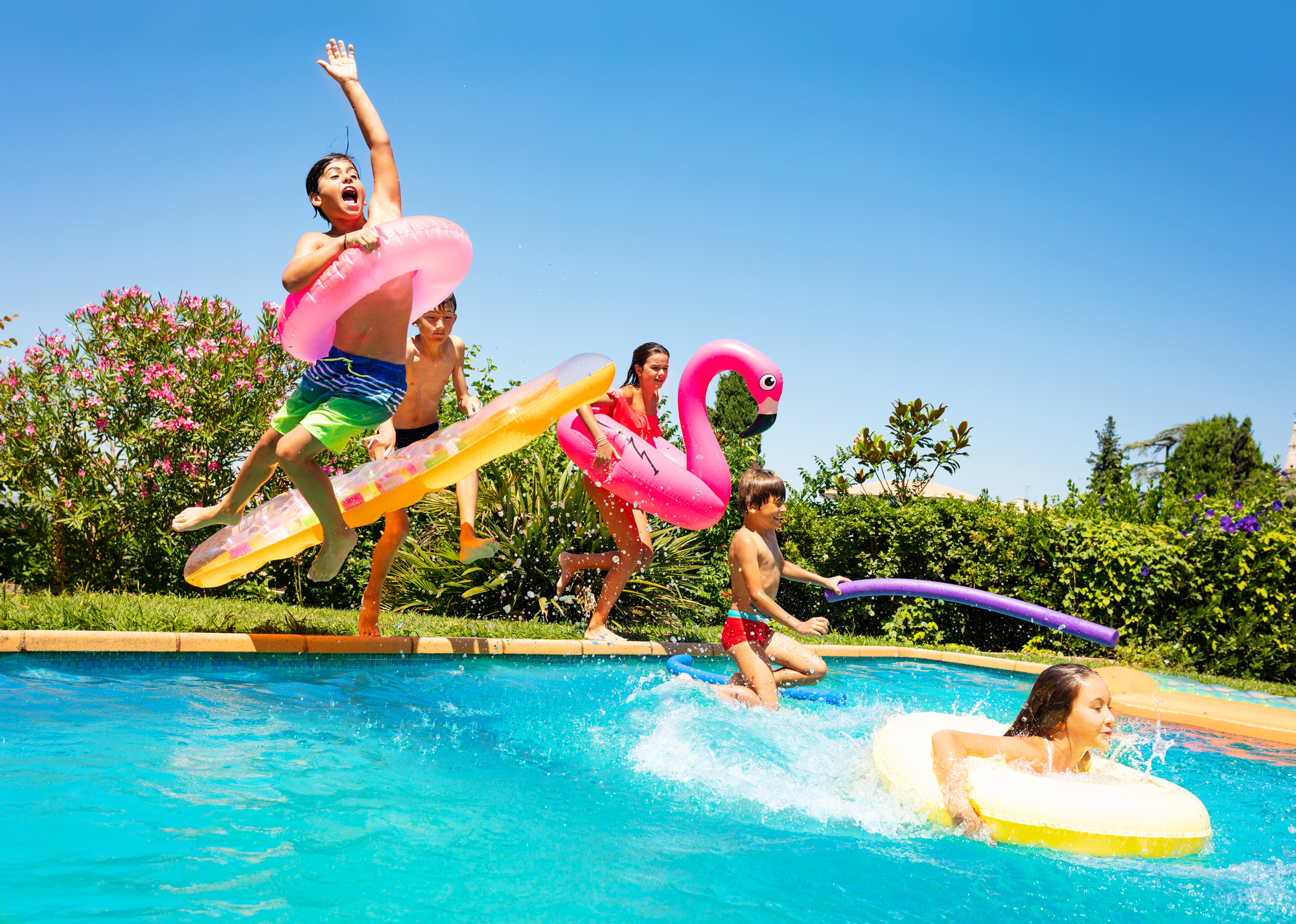 enfant sautant dans piscine individuelle