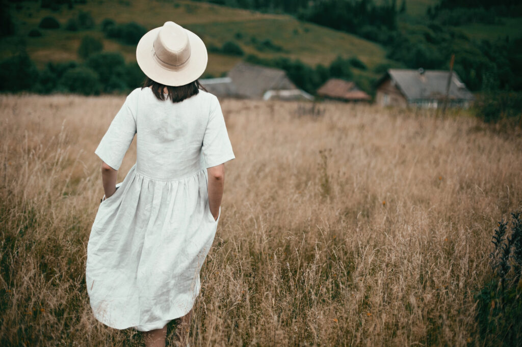 femme en robe blanche dans prairie