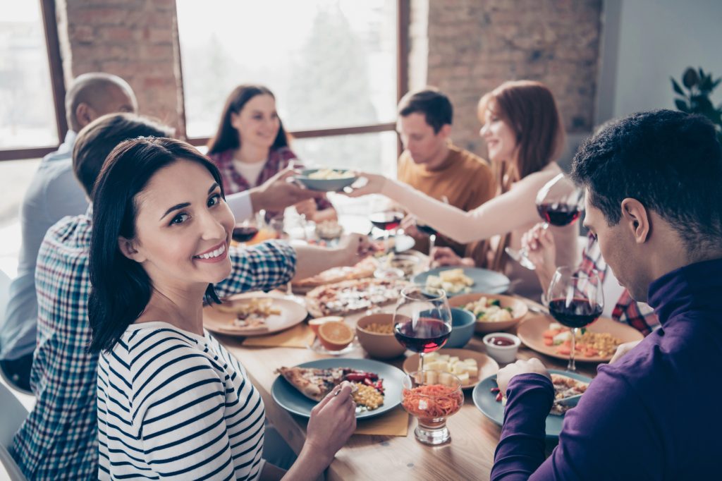 repas entre amis à la maison