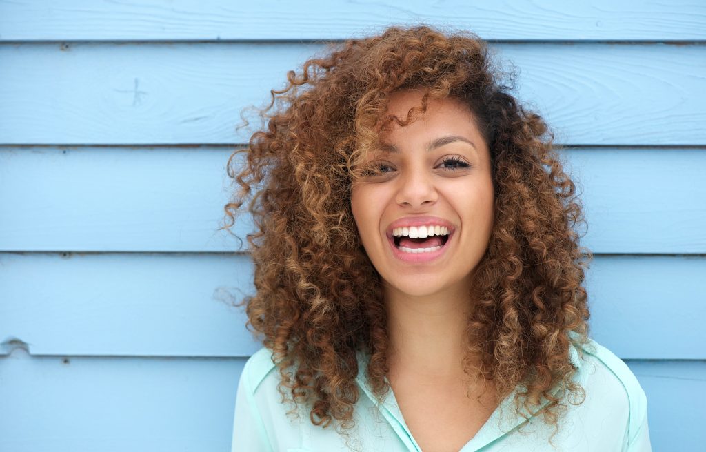 femme avec un sourire éclatant