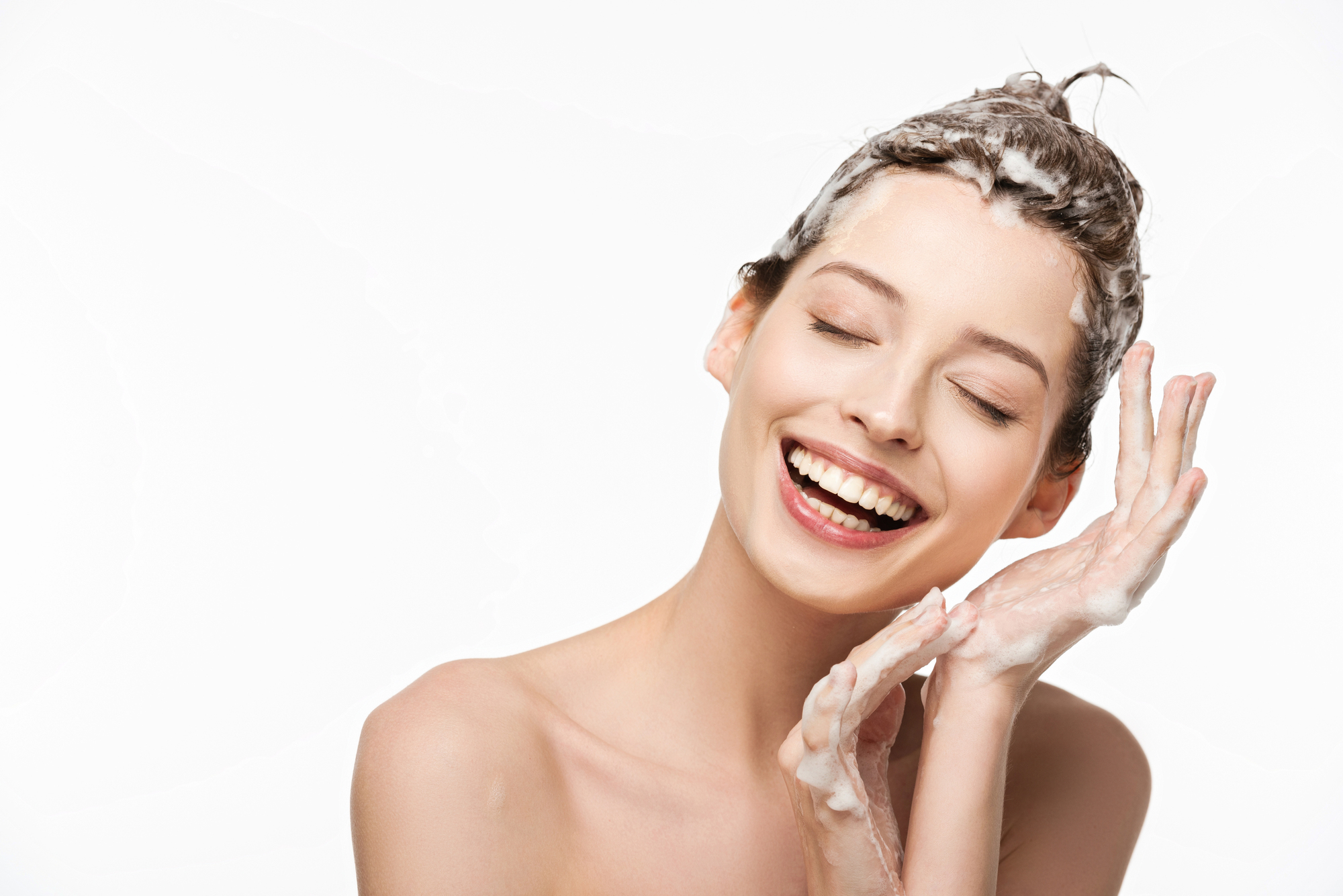 femme faisant un shampoing en souriant