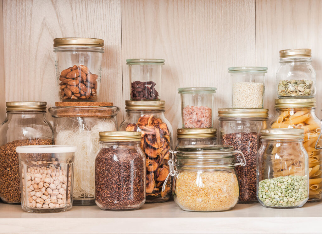 pots en verre dans cuisine pour le vrac
