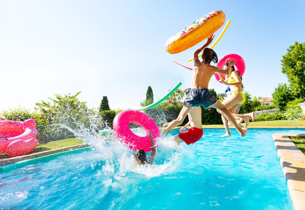 piscine dans jardin avec enfants qui en profitent