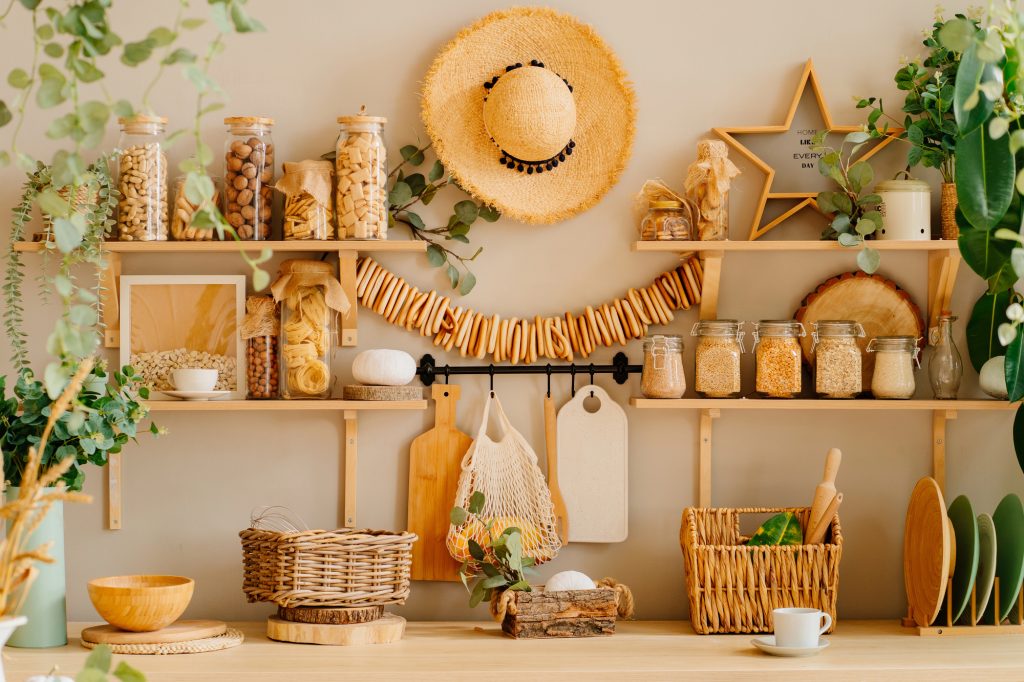 éléments en bois et plantes dans cuisine