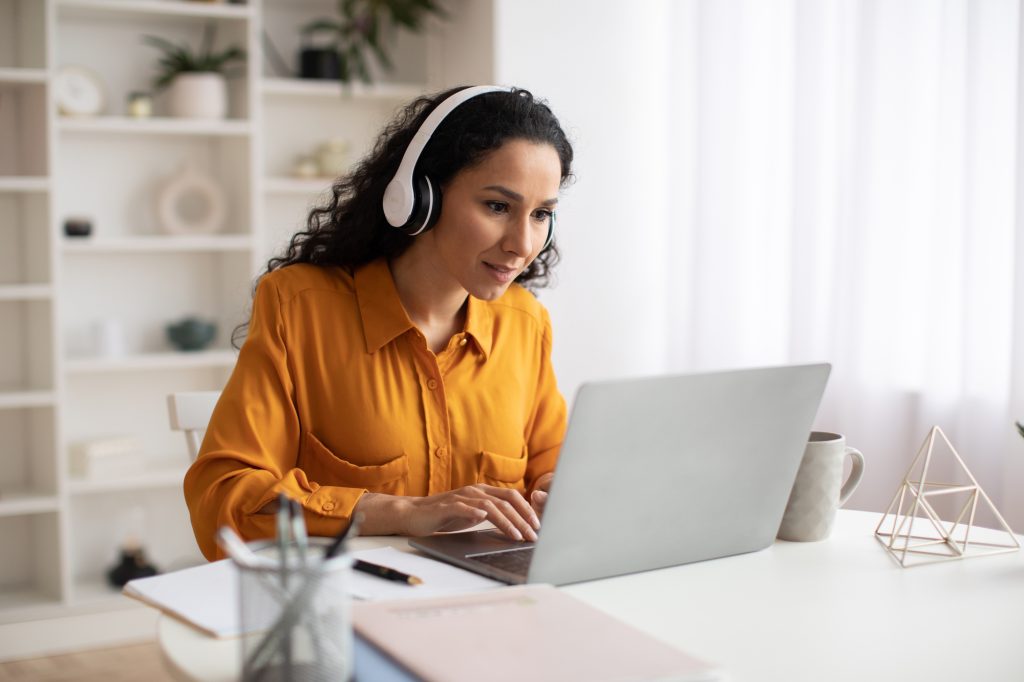 femme à la maison formation en ligne avec écouteurs