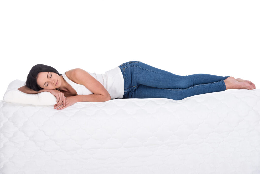 femme testant un matelas