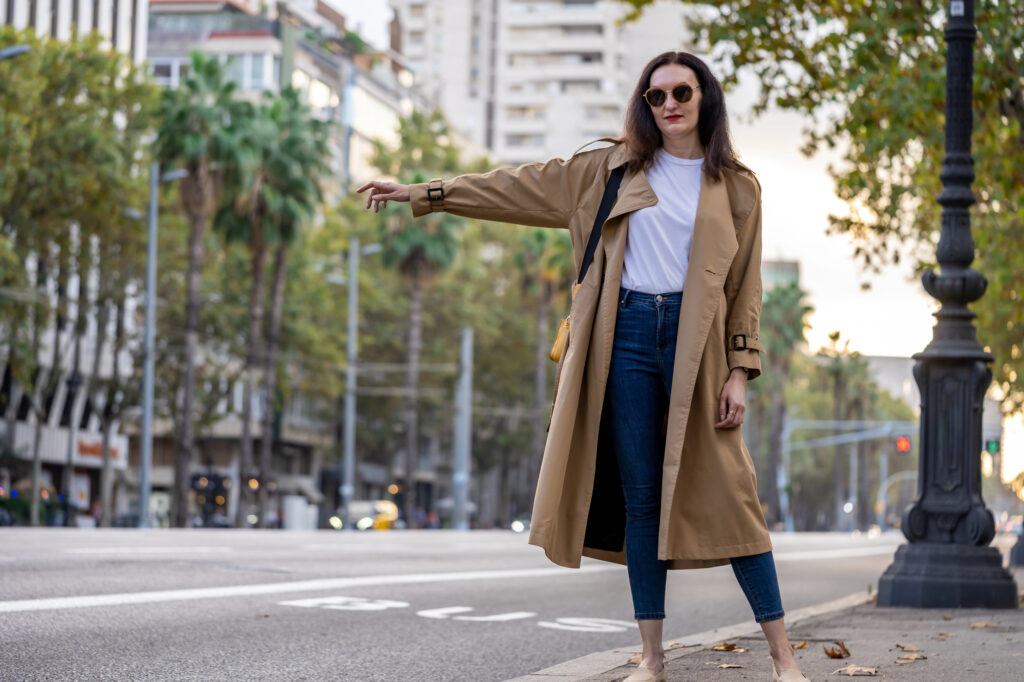 femme habillée avec trench, jean brut et tee-shirt blanc