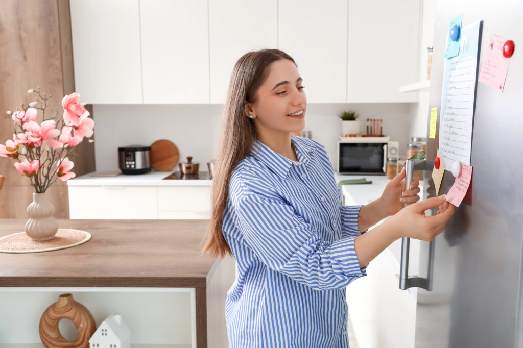 planning familial affiché sur le frigo
