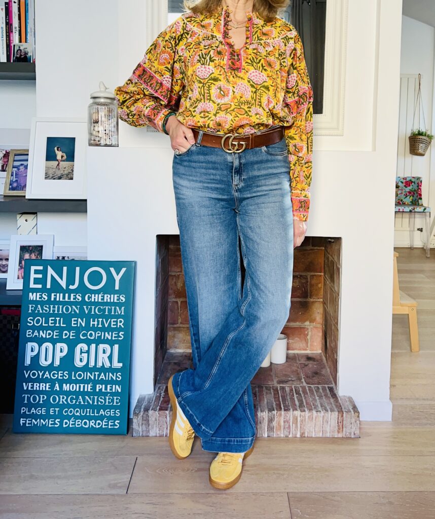 blouse bohème motifs jaunes et adidas jaune - look Femmes Débordées