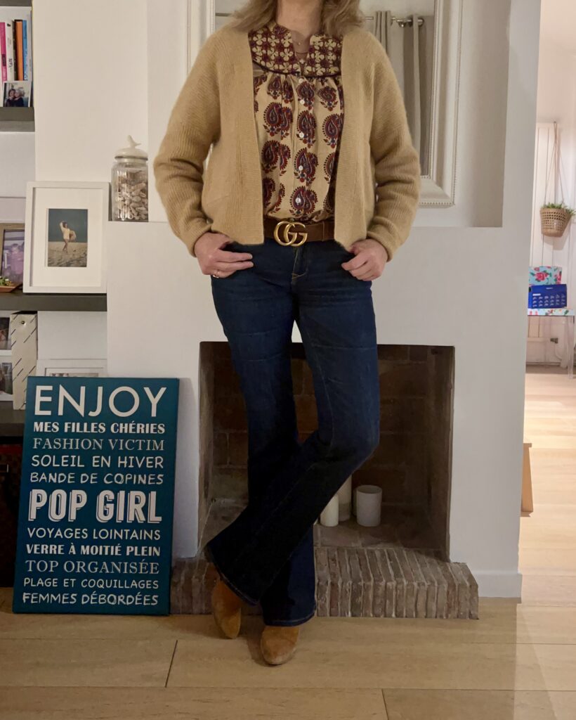 Gilet camel et blouse - look Femmes Débordées