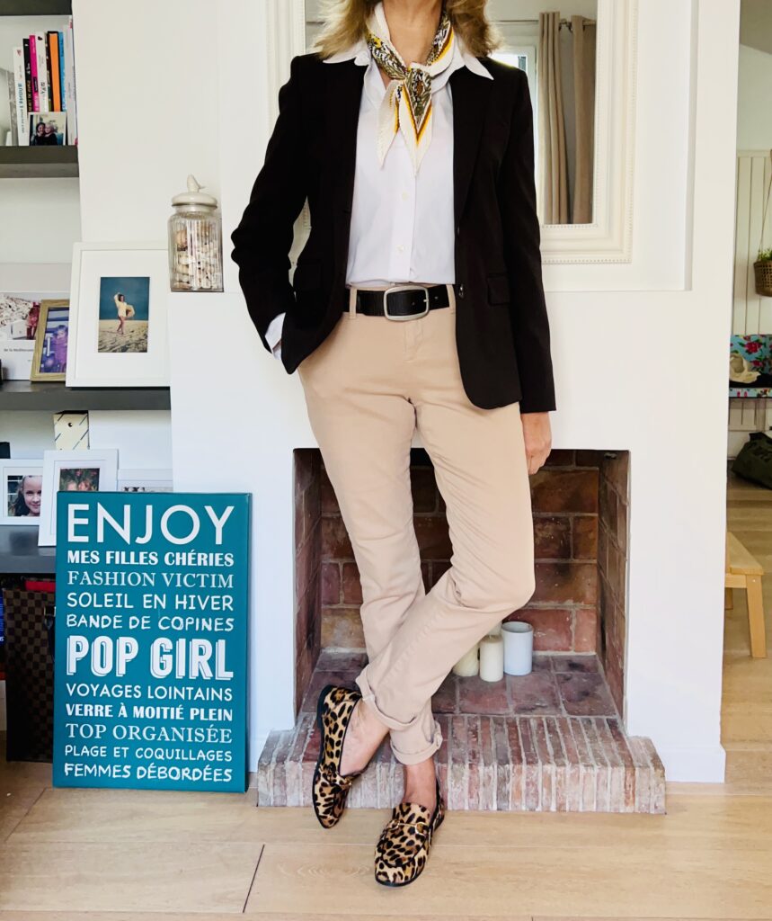 chino beige - look femmes débordées