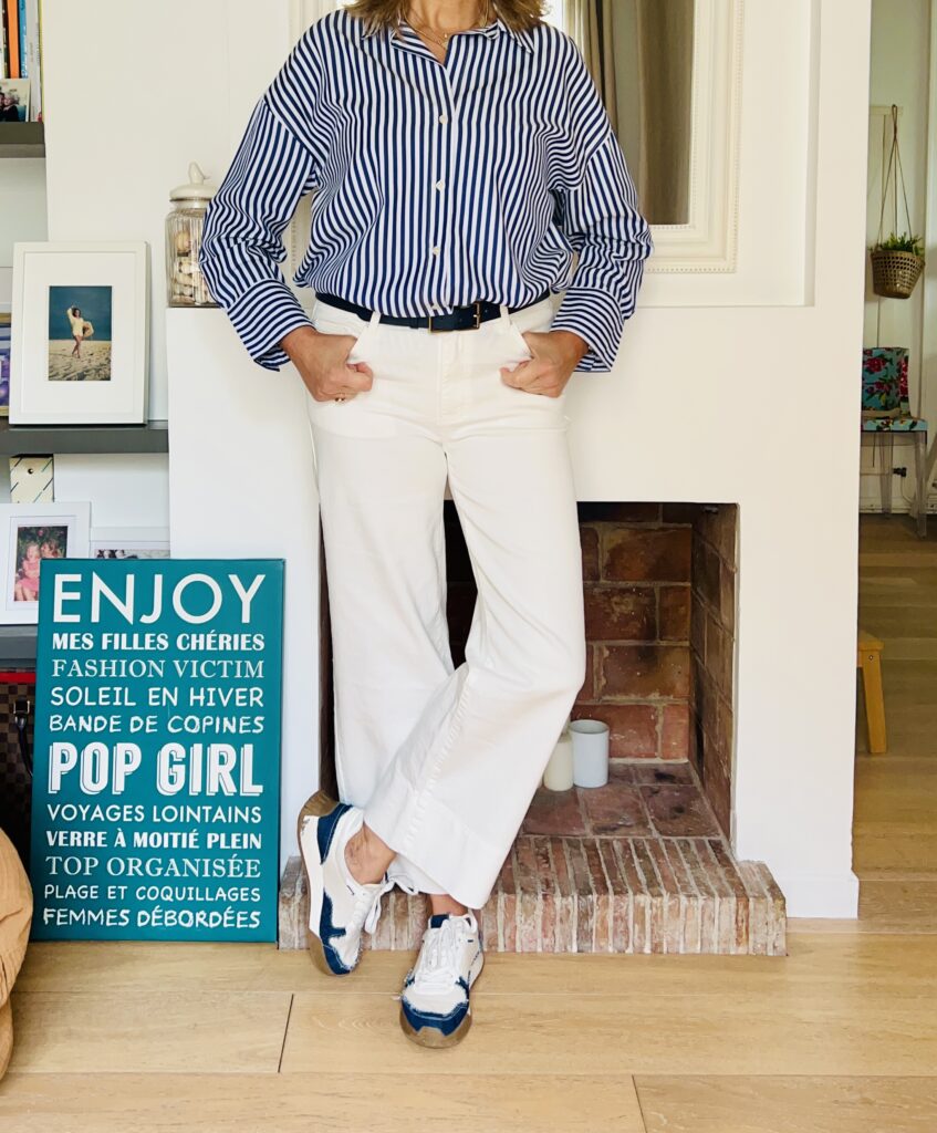 pantalon blanc et chemise rayée bleue - look femmes débordées