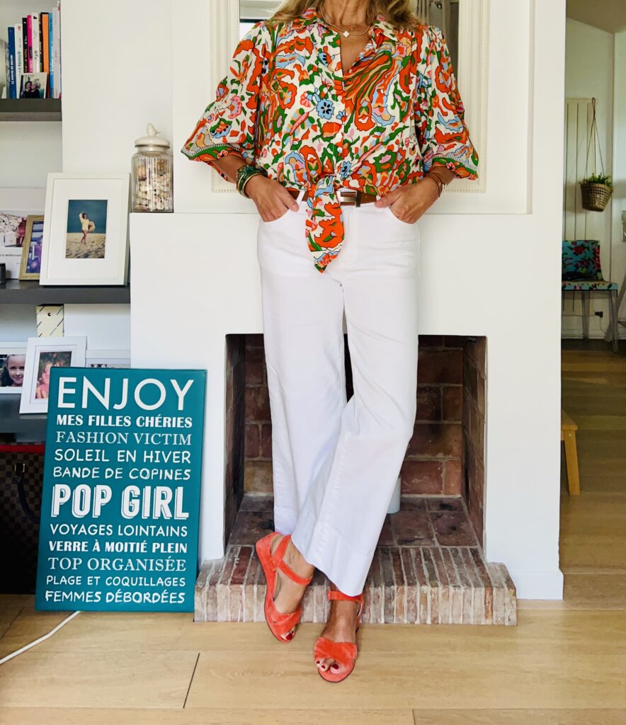 blouse à motifs orange et pantalon blanc - look Femmes Débordées