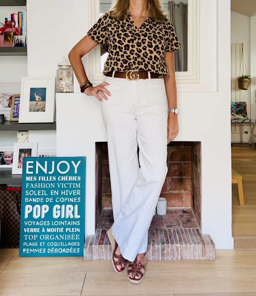 pantalon blanc et top léopard - look Femmes Débordées