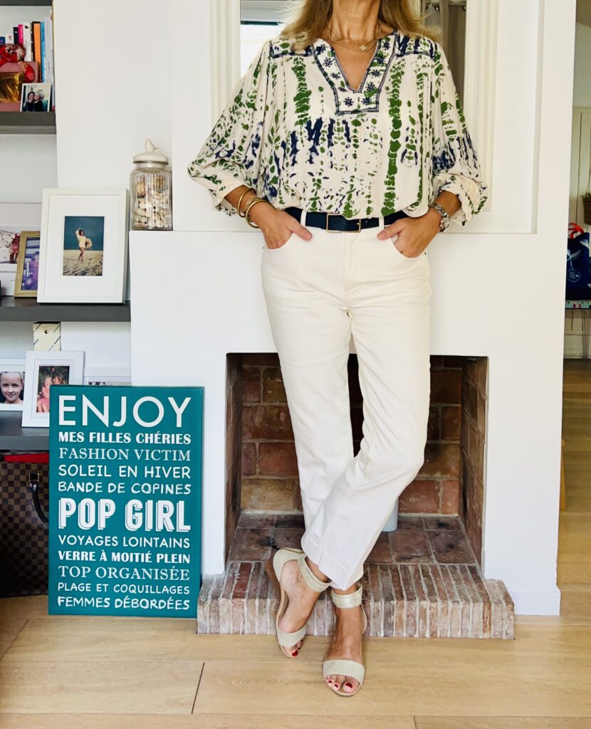 pantalon blanc cassé et blouse tye and dye - look femmes débordées