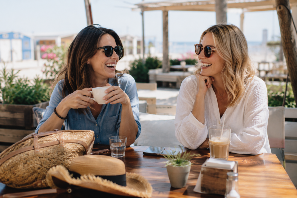 femmes en terrasse portant des lunettes de soleil