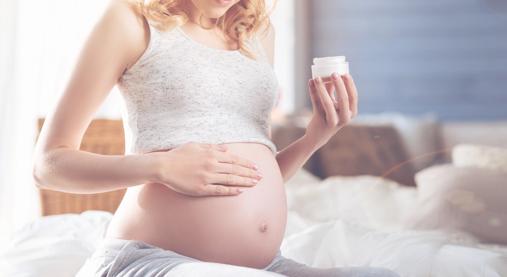 femme enceinte massage crème vergeture