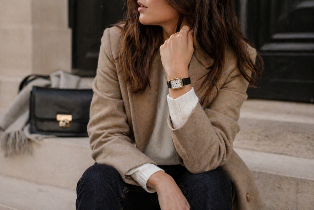 femme avec une montre élégante