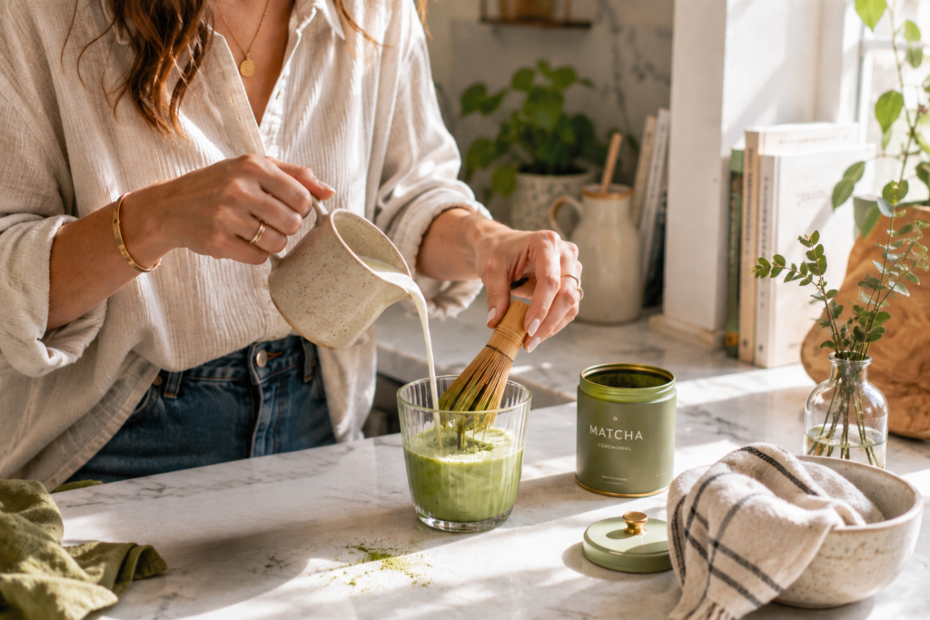 femme préparant son matcha latte