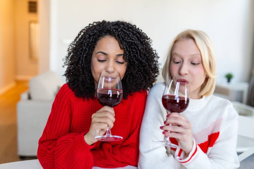 femmes avec un verre de vin