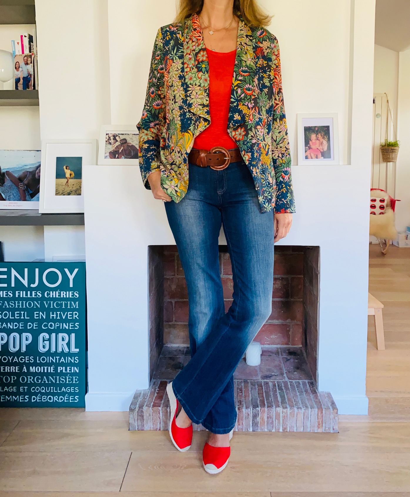 jean flare et veste colorée - look Femmes Débordées