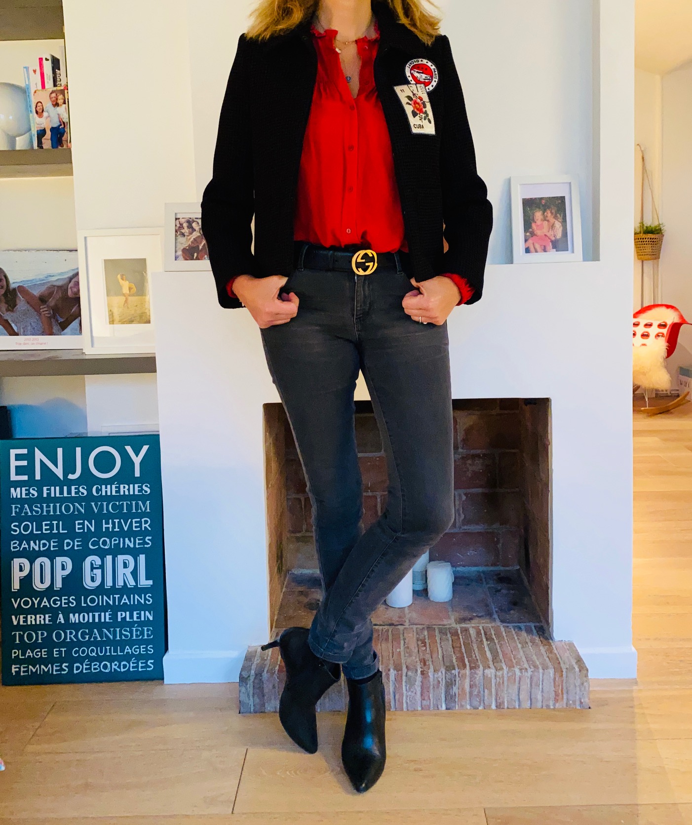 blouse rouge et boots à talon