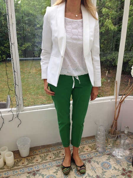Veste blanche et pantalon vert