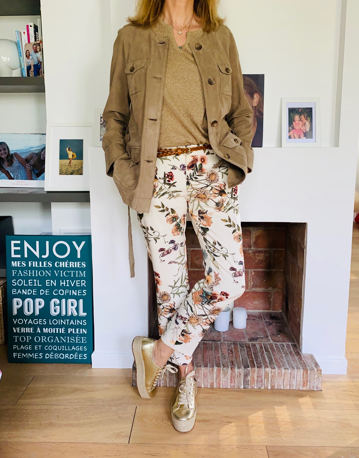 Pantalon à fleurs et golden touche - look Femmes Débordées