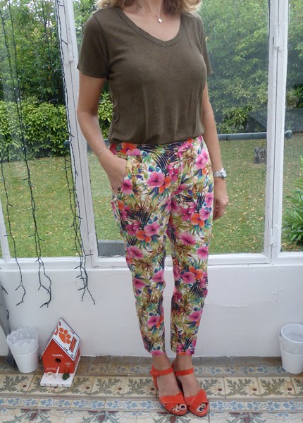 pantalon à fleurs tropicales