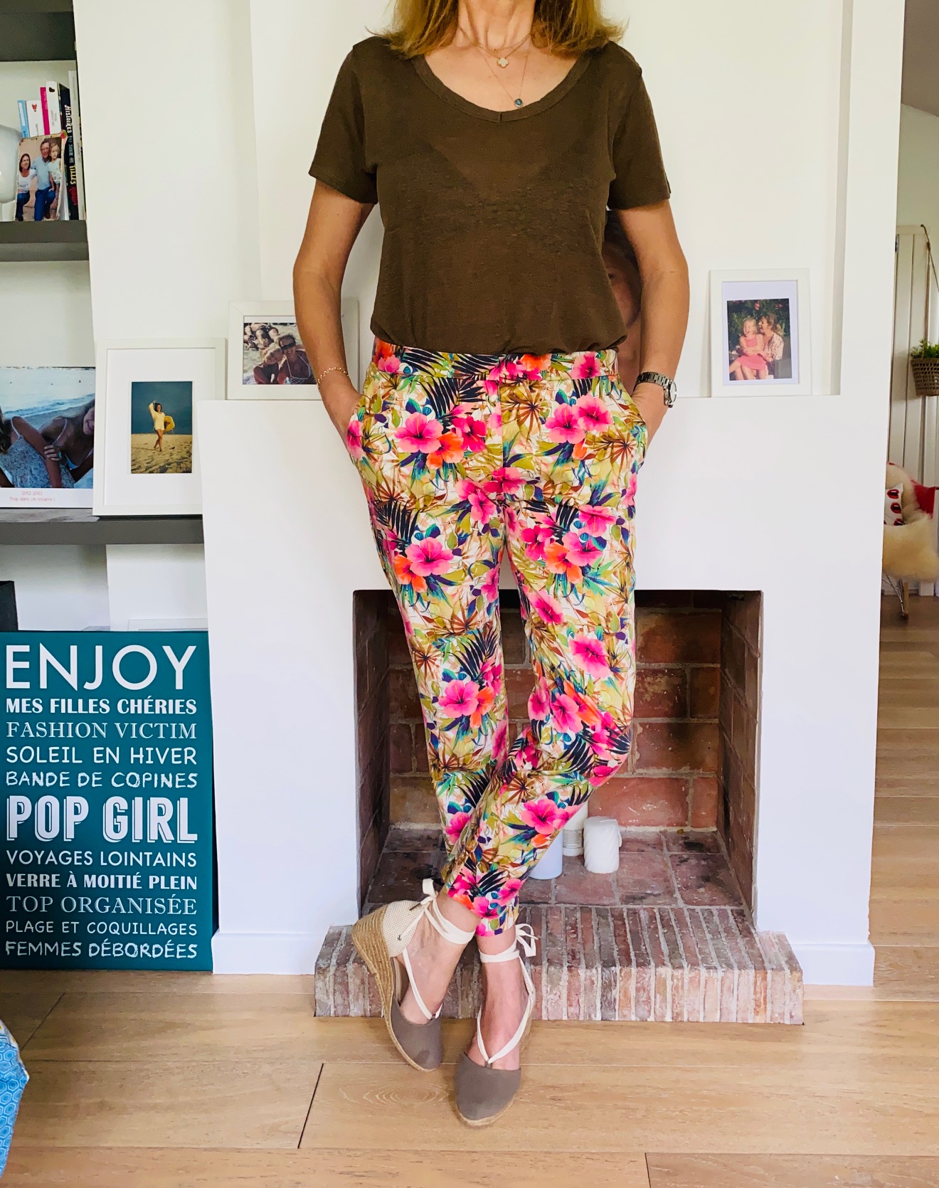 Pantalon fleurs tropicales - look Femmes Débordées