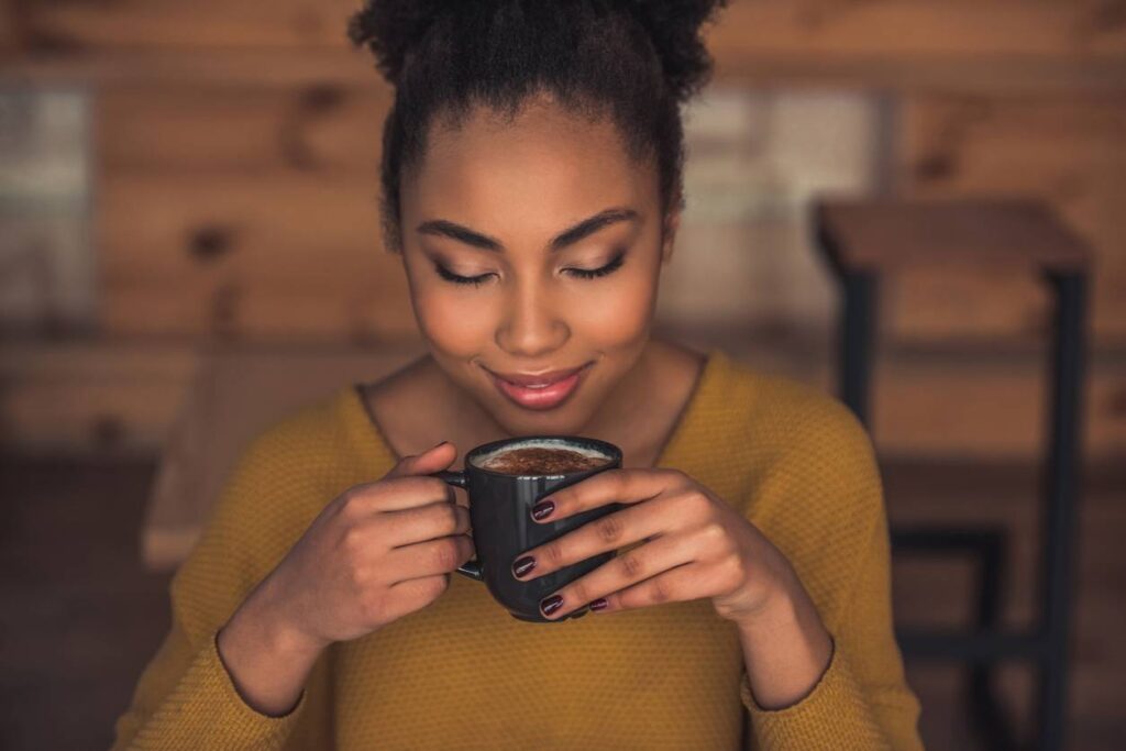 femme buvant du café avec plaisir