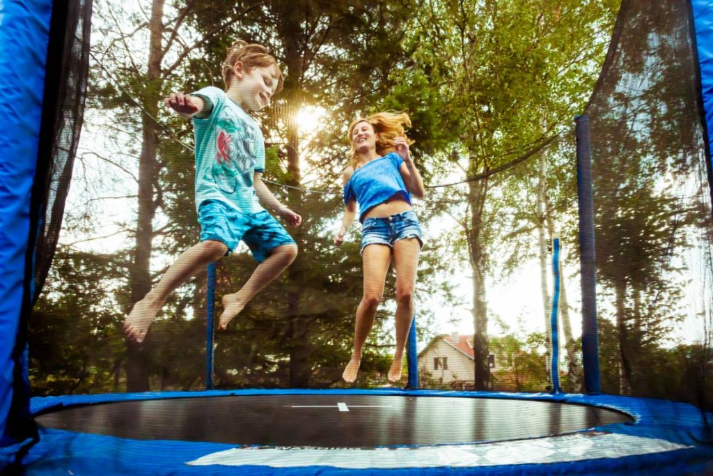 Pourquoi installer un trampoline dans le jardin est une super idée pour toute la famille ?