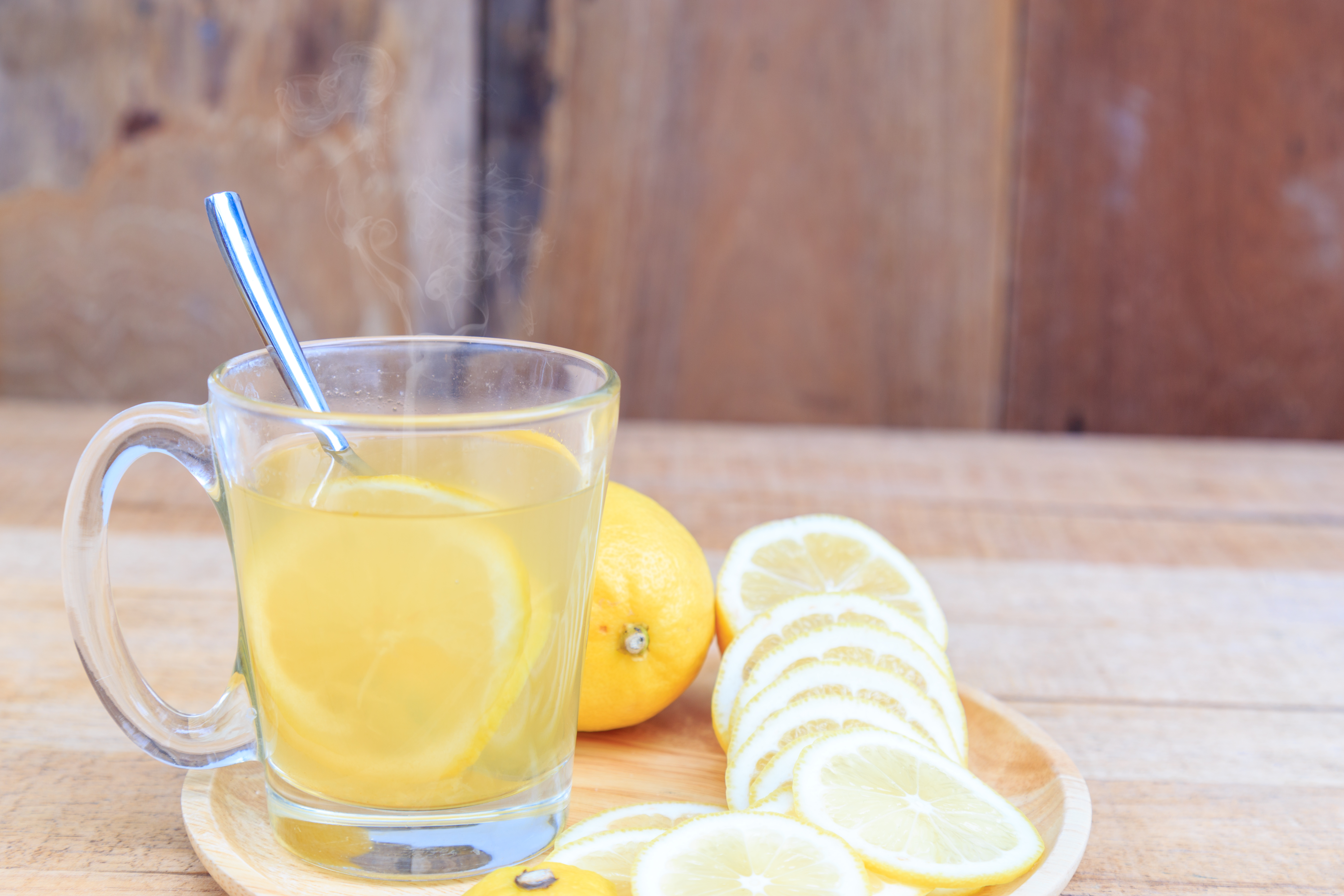 Les 4 bienfaits de l'eau tiède au jus de citron à jeun le matin