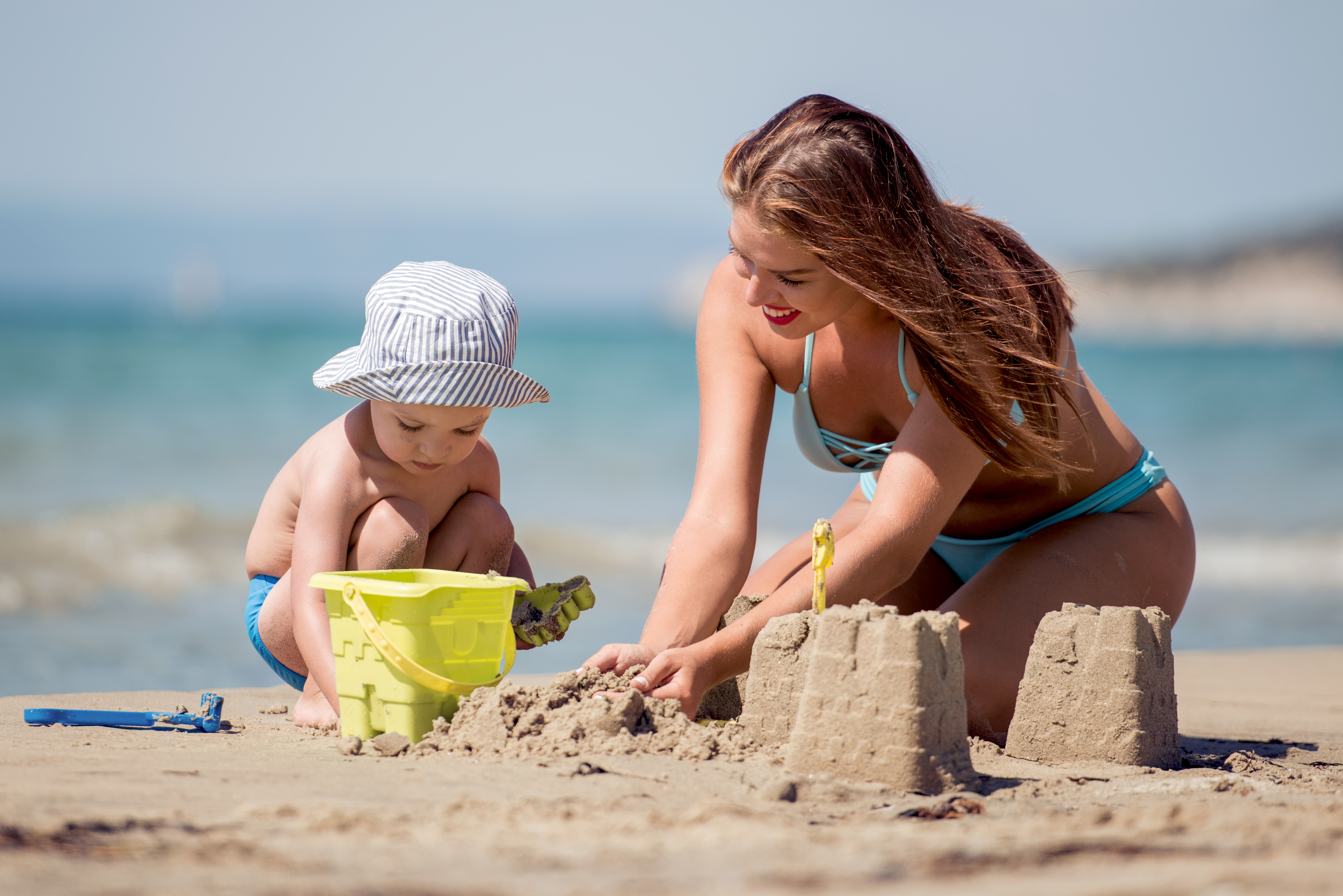 Assurer à la plage avec un enfant de moins de 5 ans - Femmes Débordées