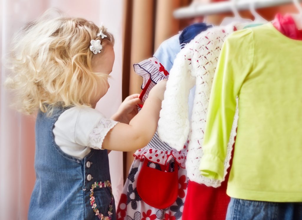 Les 2 trucs à faire à minima une fois par an avec les vêtements de vos enfants !